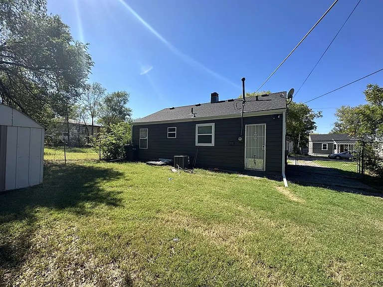 1332 N Erie St — Photo 15