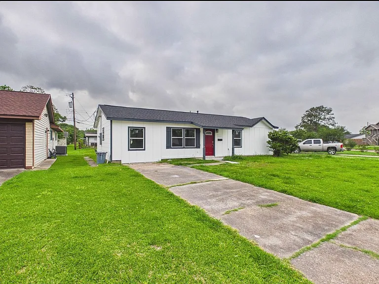300 Linkwood St — Photo 1