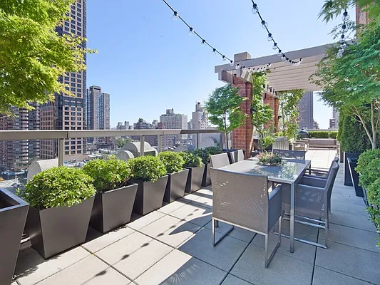 Sold by Sotheby's International Realty | media 1