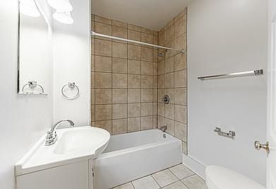5th image of 1822 W Cary St APT A