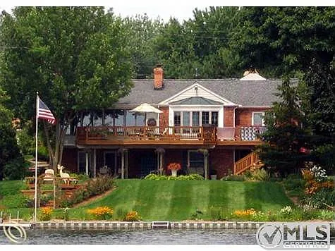 2485 W Walton Blvd photo 1