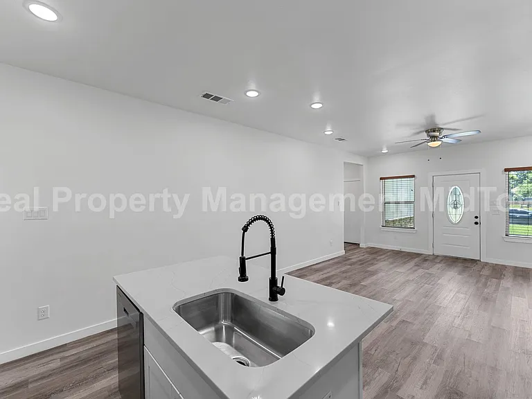 3331 Spring Ave — Photo 7