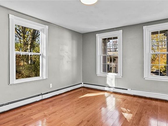 4th image of 32 Potter Ave