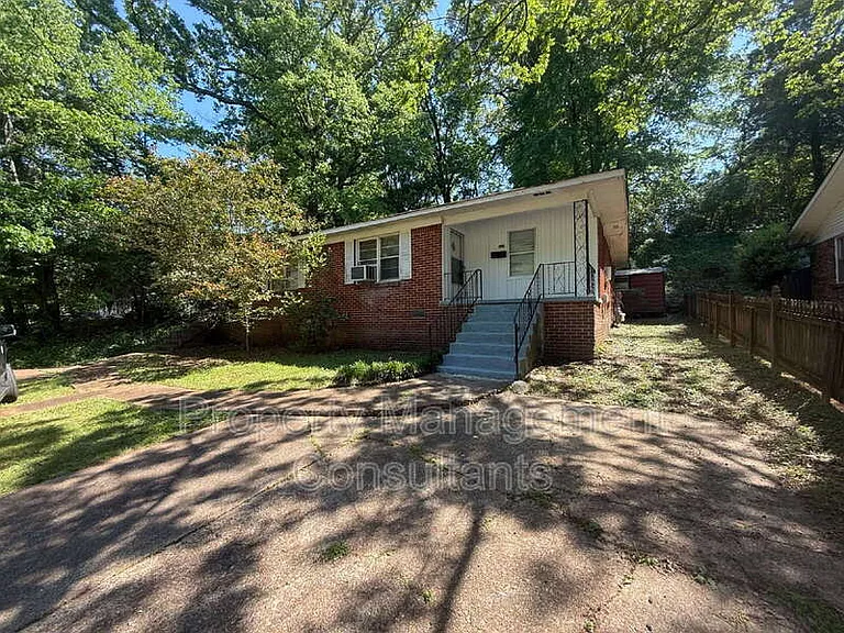 939 N Royal Ave — Photo 1