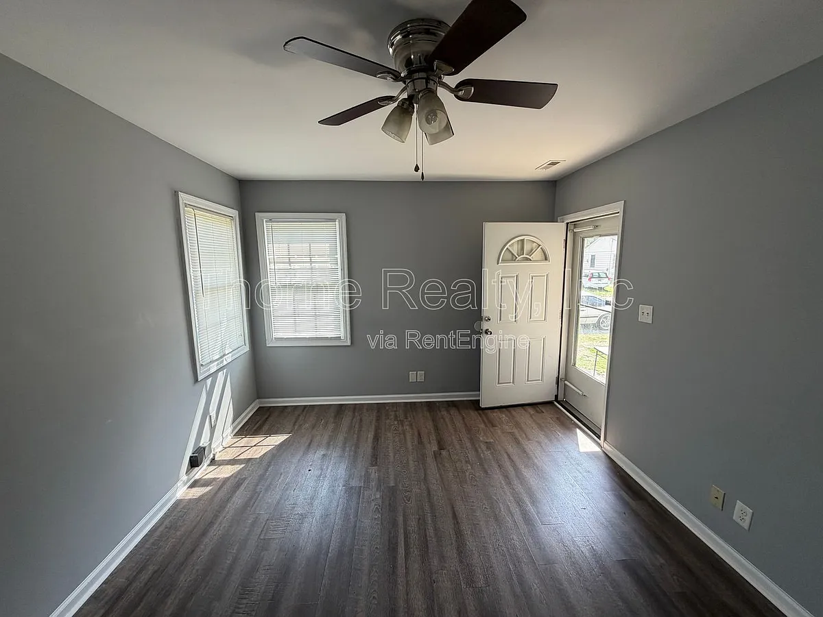 Building Photo - 700 Pinehaven Dr
