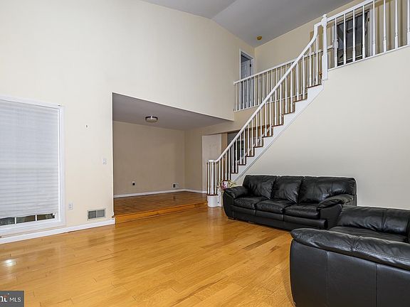 4th image of 28 Stonebridge Ln