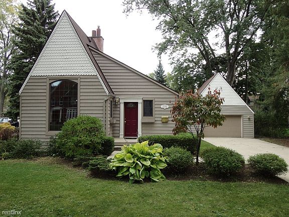 Street View - well maintained lawn.