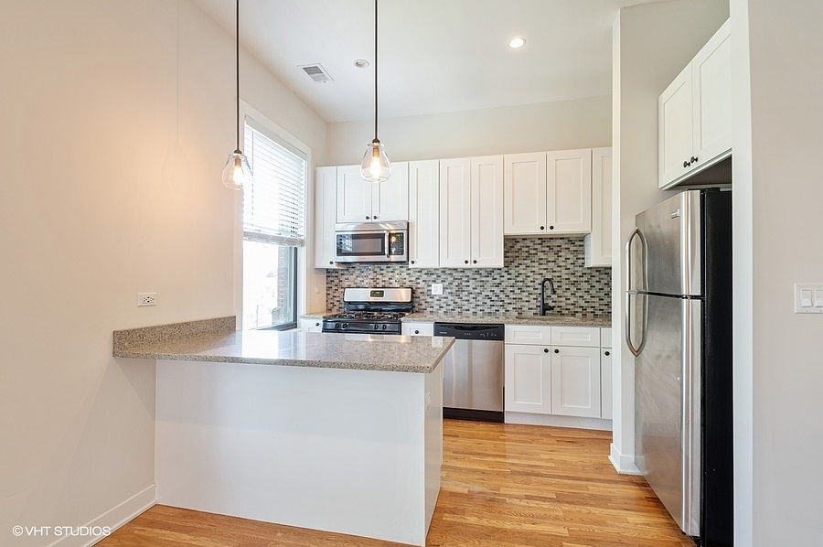 1st image of 609 W Oakdale Ave APT 1