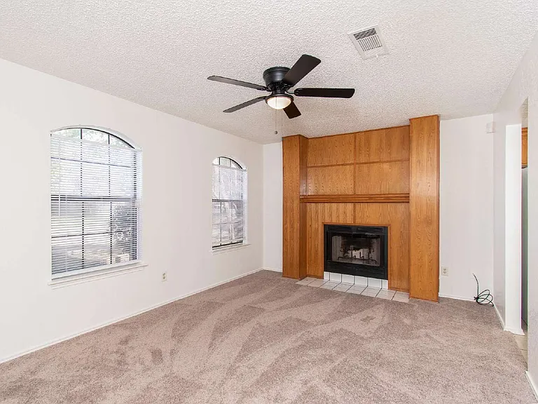 2104 Corona Dr — Photo 3