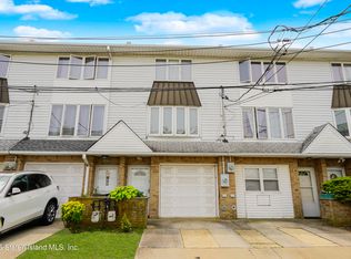 22 Peggy Ln, Staten Island, NY 10306