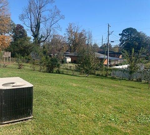 2nd image of 812 Woodmore Ln