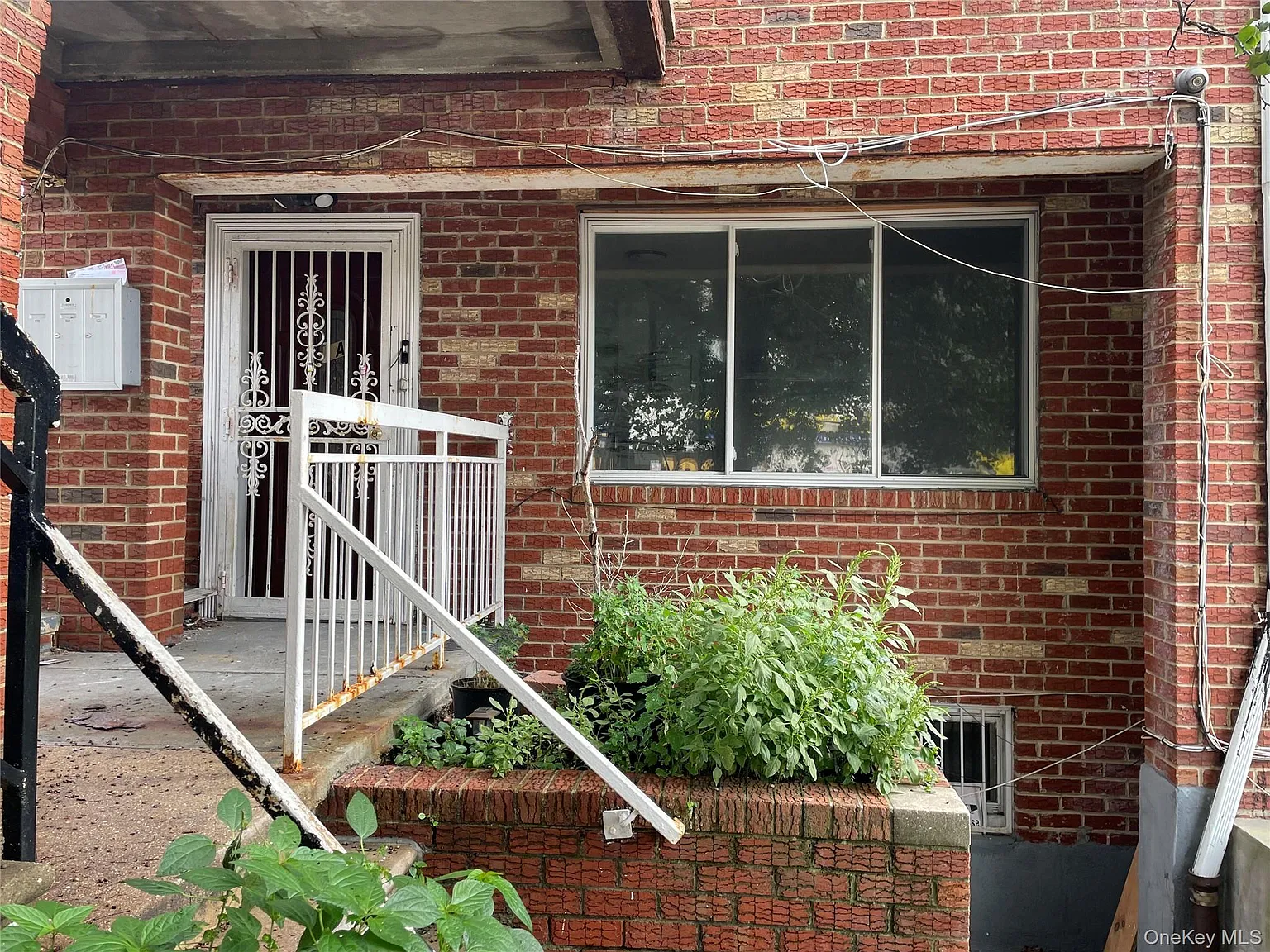 3 bed, 2.0 bath, 2078 sqft, $3,500 — Photo 2