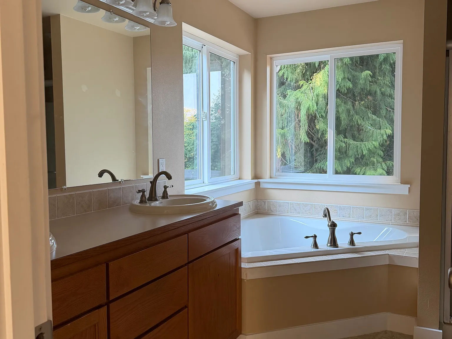 4 bed, 2.5 bath, 2800 sqft, $3,900 — Photo 3