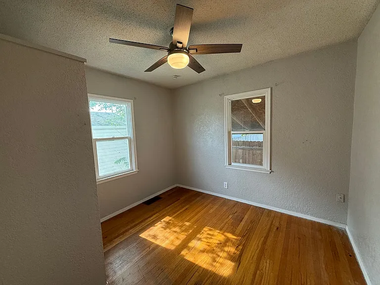 313 W 15th St — Photo 11