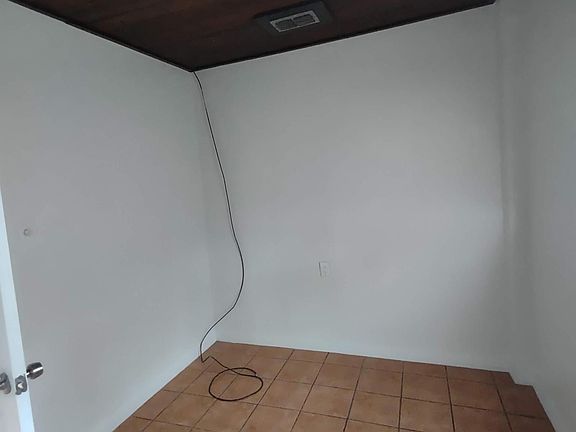 3rd image of 1200 NE 42nd St