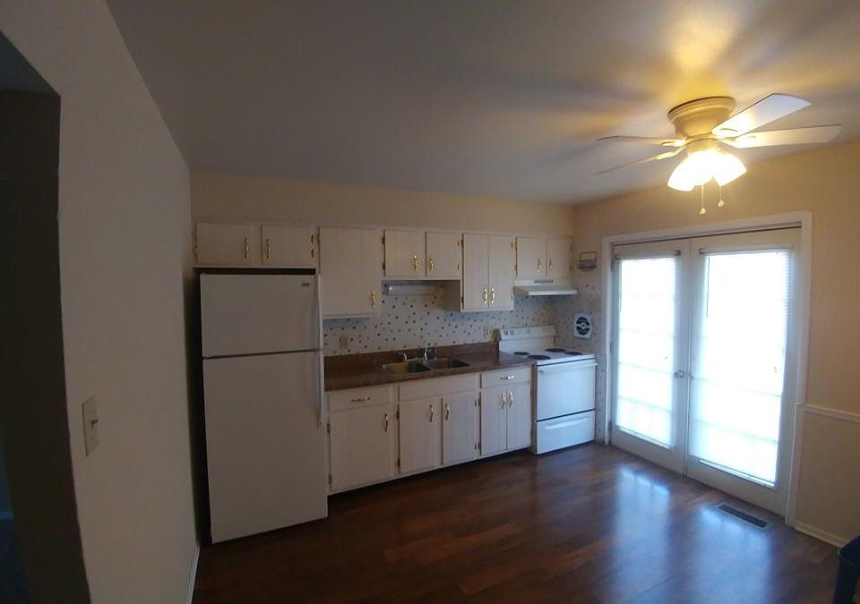 2nd image of 933 Parkcrest Dr