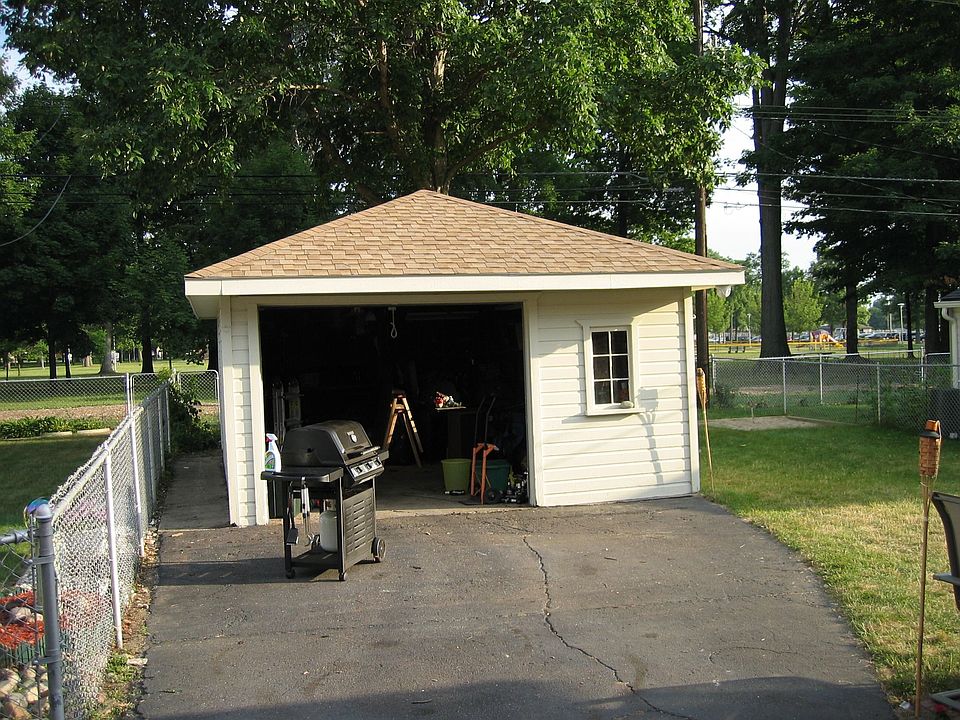 Garage and park behind
