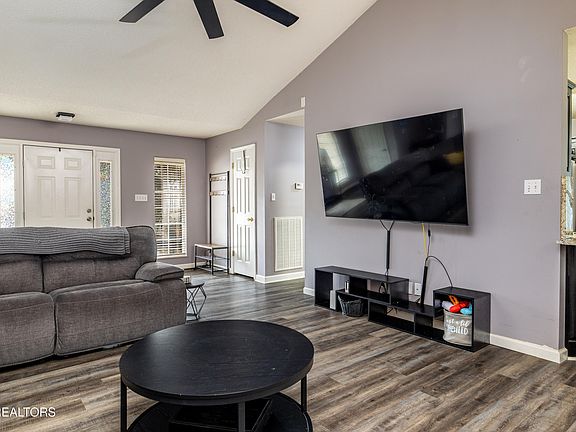 5th image of 2137 Chas Way Blvd
