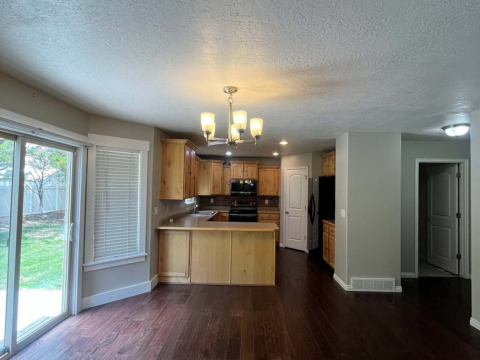 6 bed, 3.5 bath, 3394 sqft, $2,800 — Photo 2