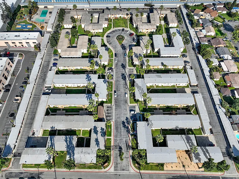 Serrano Apartments — Photo 51