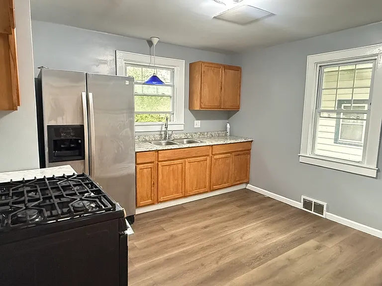 154 Harwood Ave — Photo 5