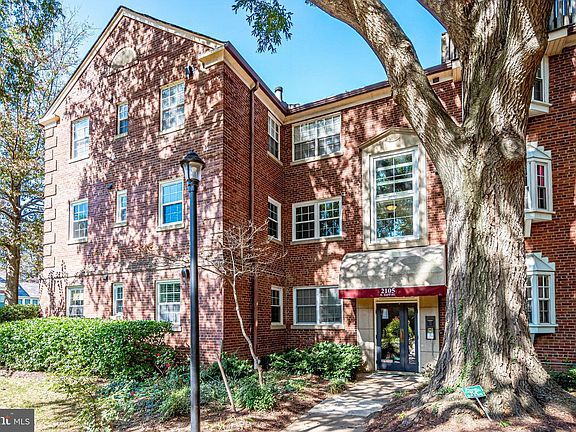 2nd image of 2105 N Taft St APT 4