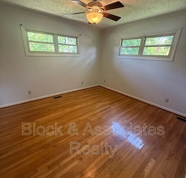304 Swaim St — Photo 7