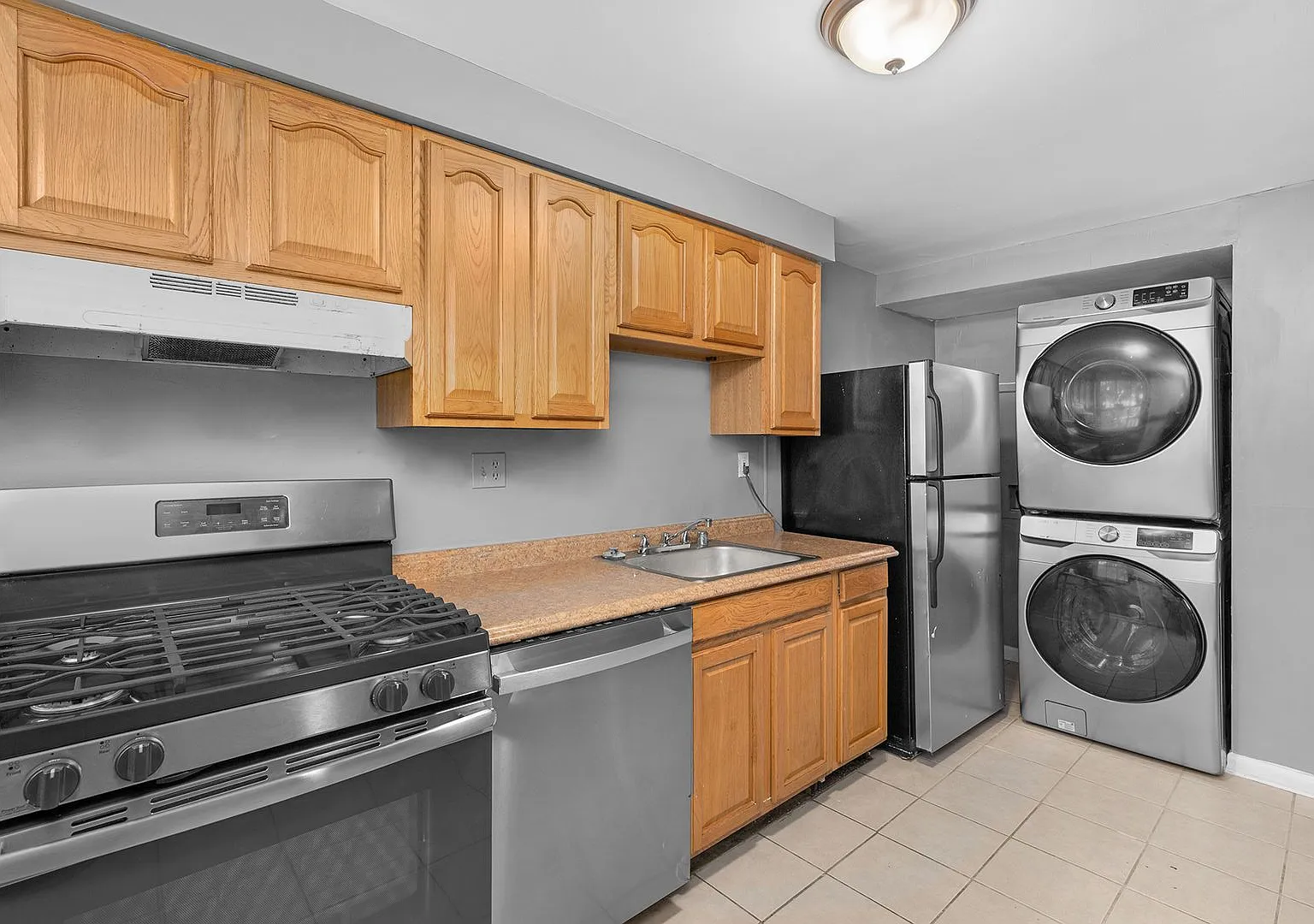 Newly Renovated 3 Bedroom in Old Town Baltimore! — Photo 1