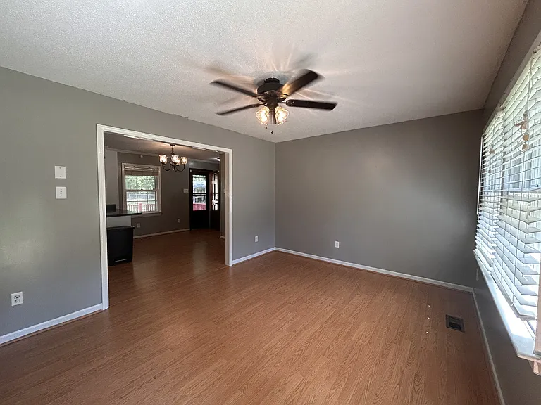 301 La Grange Rd — Photo 2