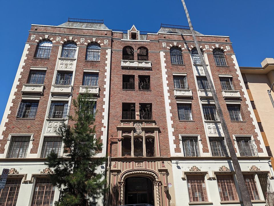 1st image of 615 S Gramercy Pl