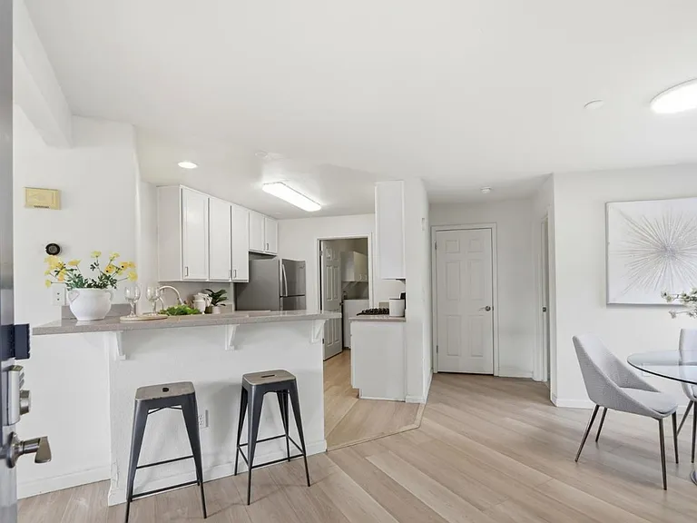 612 Arcadia Ter #301 — Photo 4