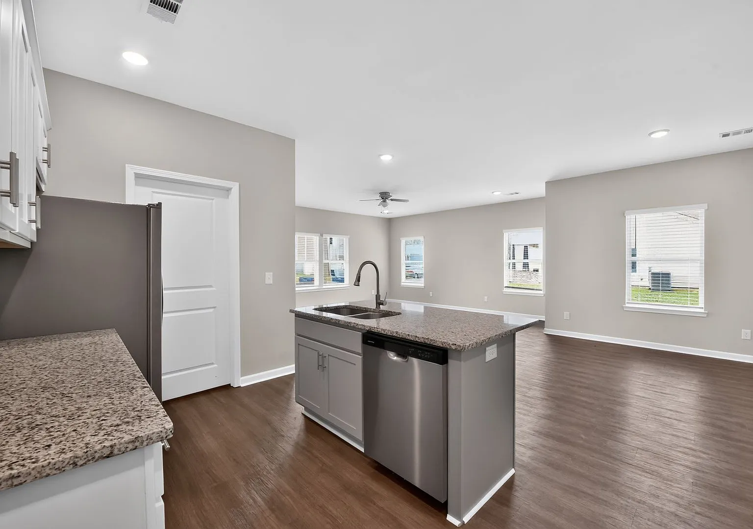 4323 Alderic Street 3 Bed 2 Bath! Available Now! — Photo 4