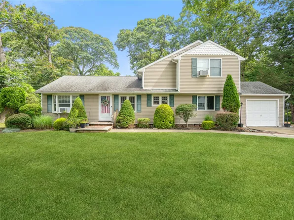 3 Lilly Court, Moriches, NY 11955