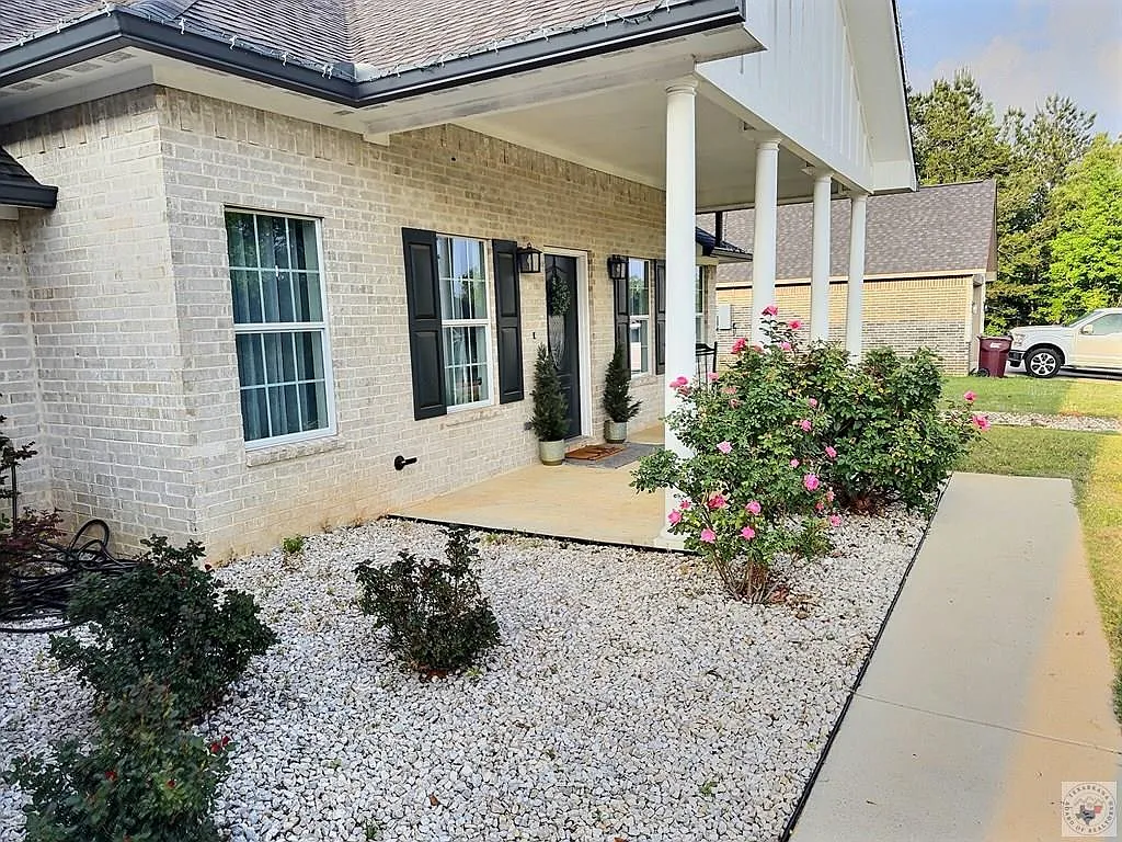 3 bed, 2.0 bath, 1740 sqft, $2,100 — Photo 3