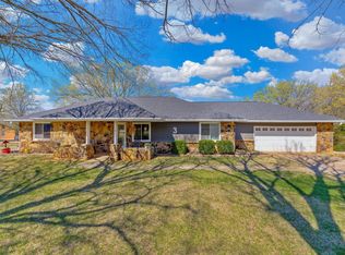 3 Oakwood Dr, Arkansas City, KS 67005