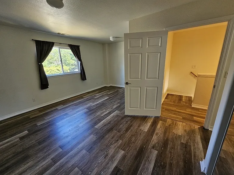 304 SE L St — Photo 11