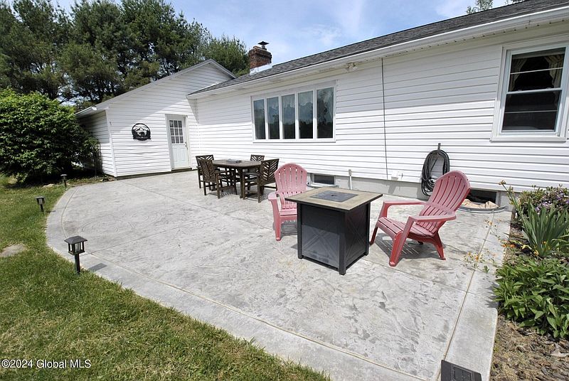 4th image of 851 Charlton Road