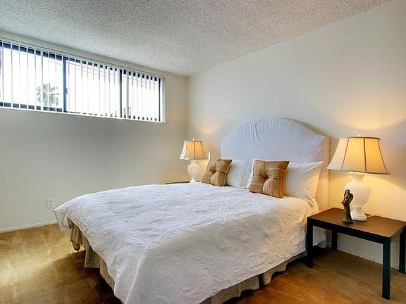 3rd image of 2021 Grismer Ave #W9znhe6wk