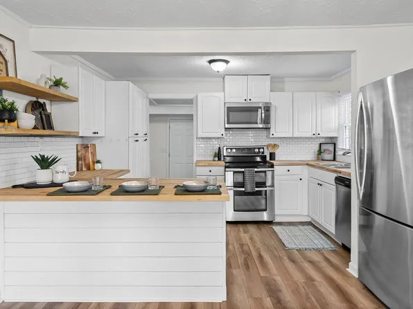 1636 Golf Club Ln, Clarksville, TN 37043