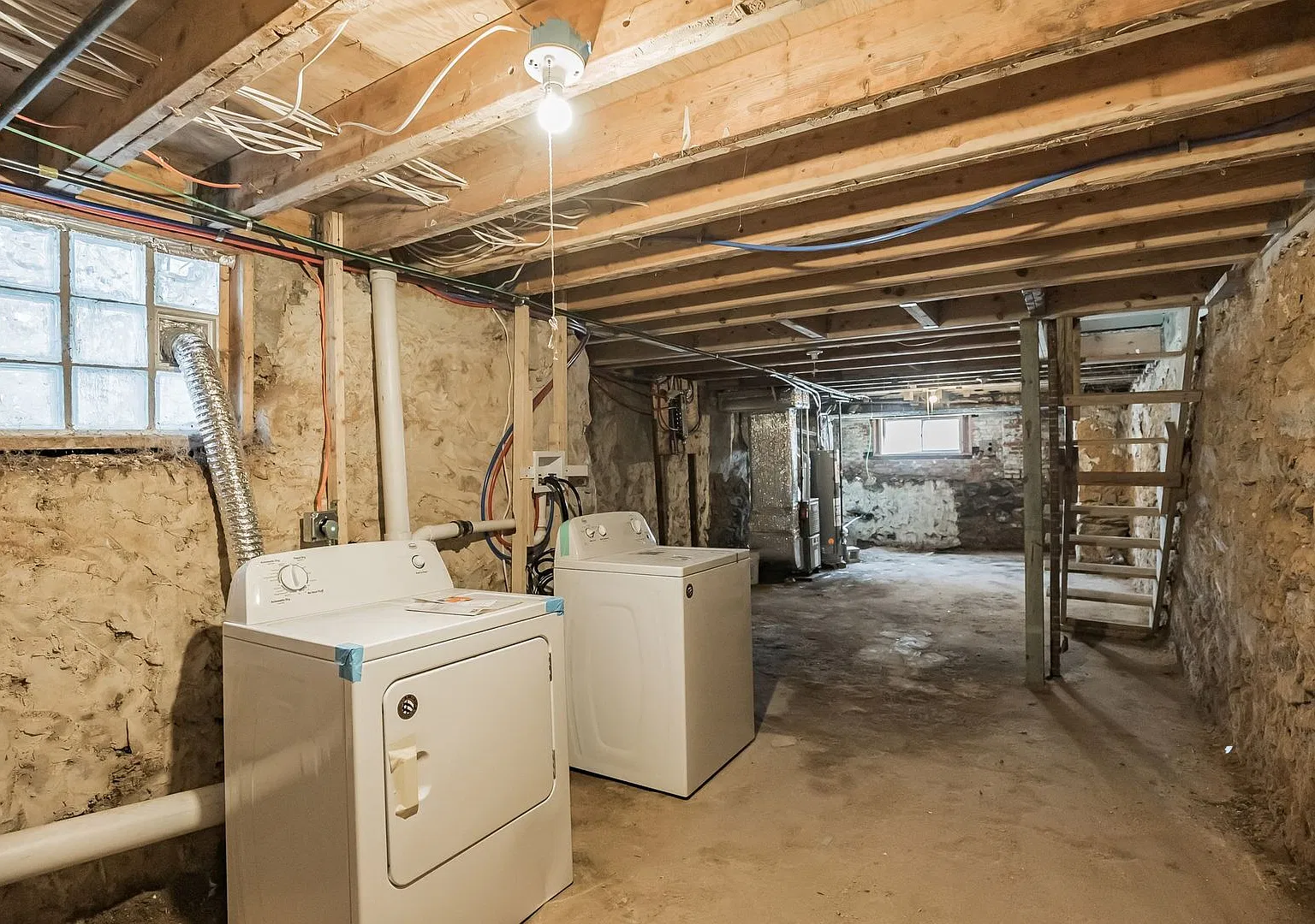 Newly Renovated 3 bedroom 1 bathroom house — Photo 1