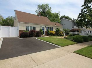 13 Cherrytree Ln, Levittown, NY 11756