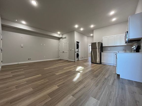 5th image of 1825 W Diamond St #3B