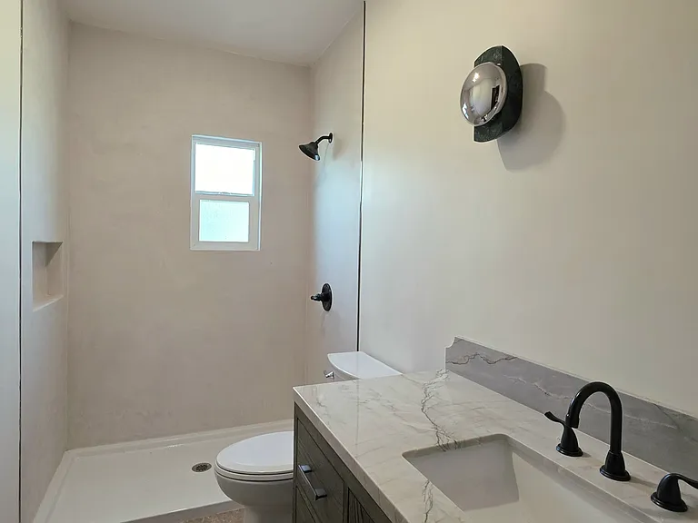 1209 Waterloo St — Photo 9
