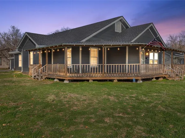 801 N Davis St, West, TX 76691