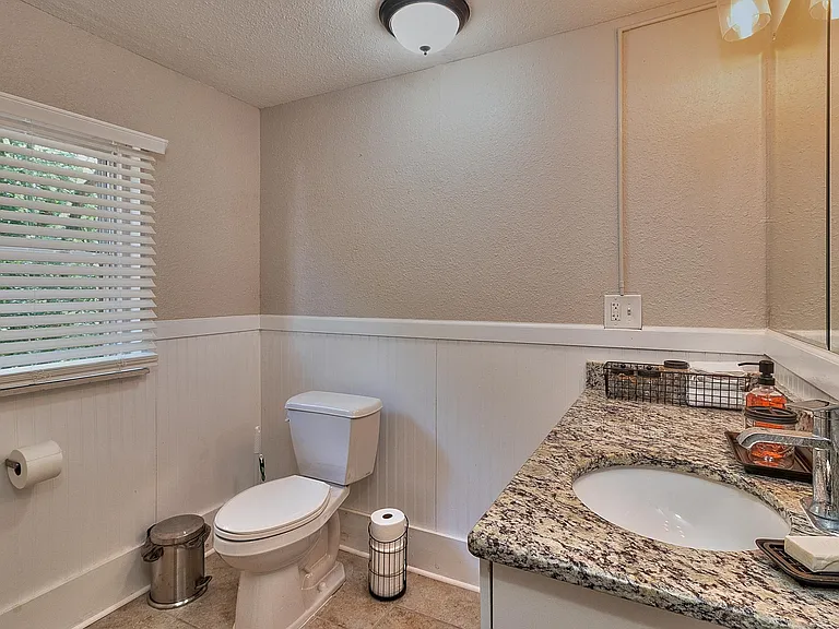 811 E Genesee St — Photo 34