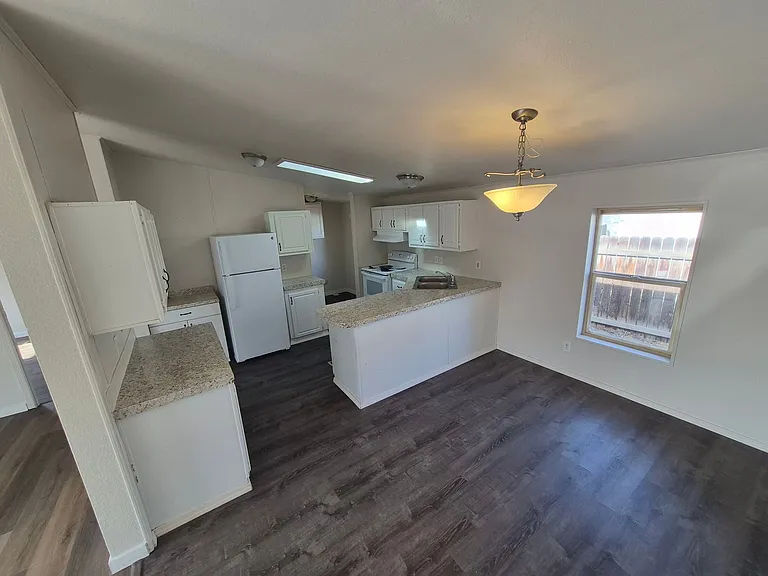 341-343 NW Hemlock Ct — Photo 6