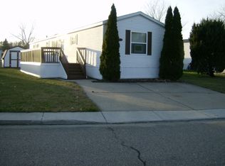 17252 Roberts Dr, Davisburg, MI 48350