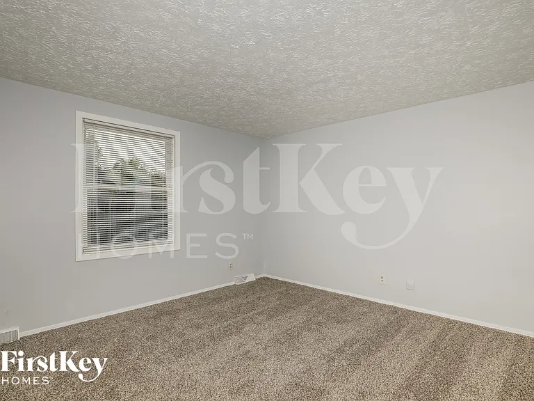 4638 N Richardt Ave — Photo 12