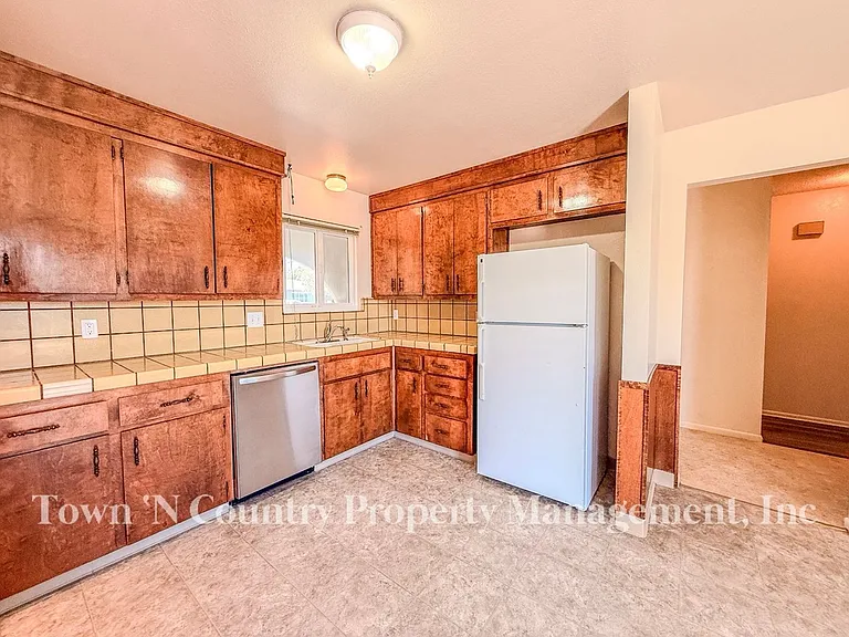 732 La Mesa Dr — Photo 7