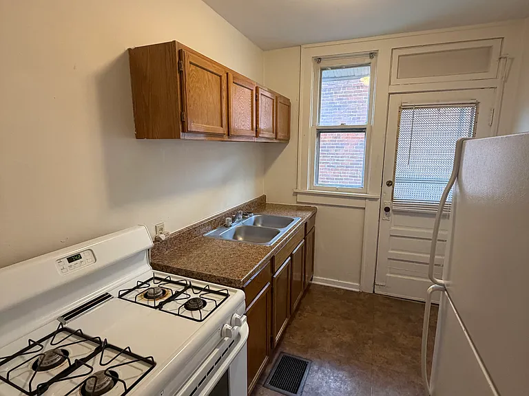 950 1/2 Hamlet St — Photo 5